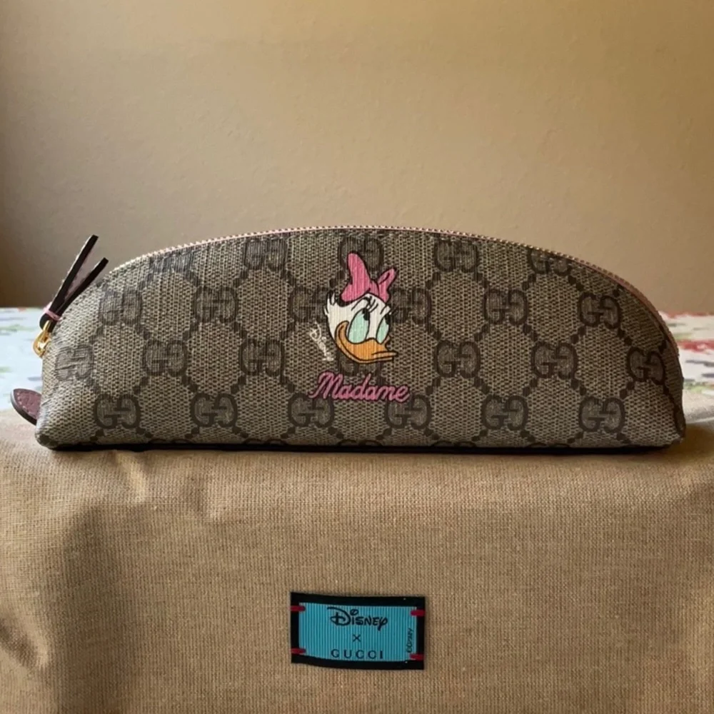 🎀🛍🎀  GUCCI X DISNEY DAISY DUCK PENCIL CASE 🎀🛍🎀 NWT 🎀🛍🎀